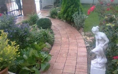 viale in pietra di un giardino