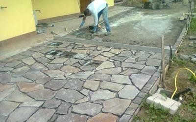 posa di pietre per la realizzazione di pavimentazione esterna