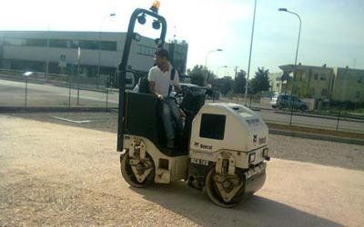 mezzo per la preparazione di fondi per la posa di pavimenti esterni