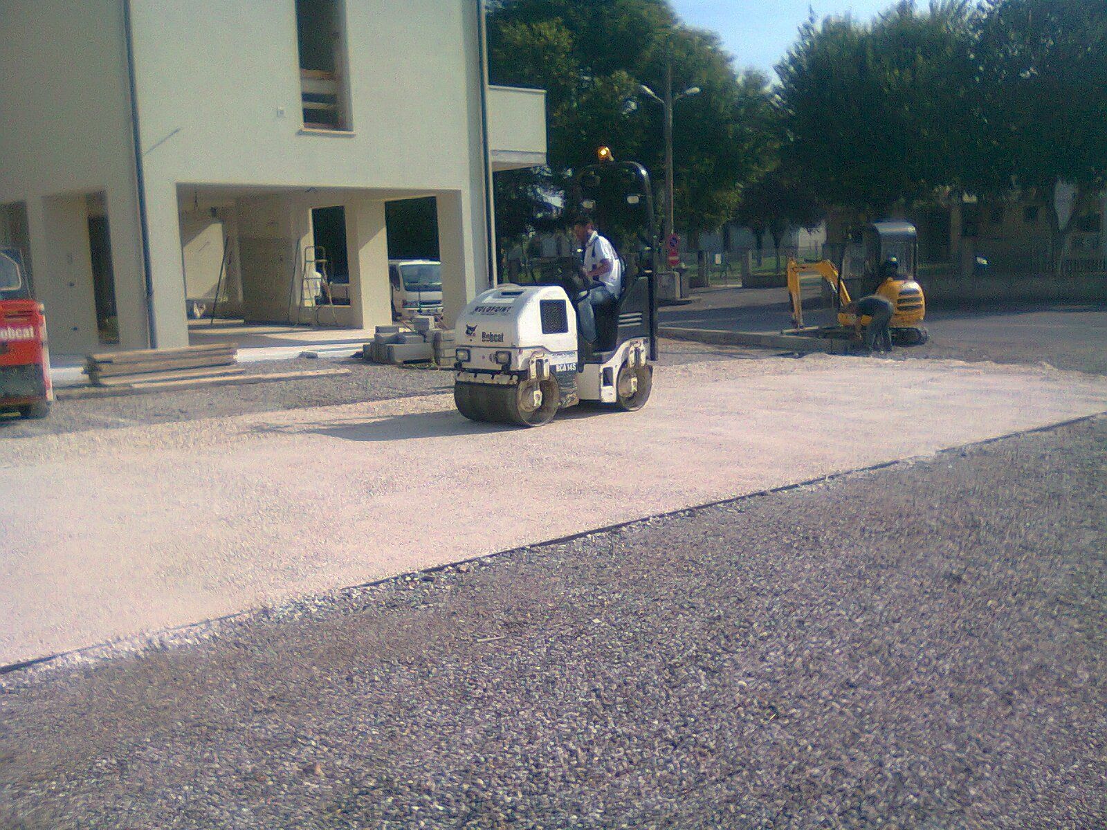 preparazione di fondo per la posa di pavimentazione esterna