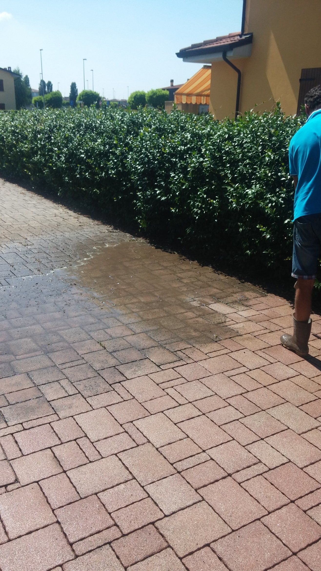 intervento per la manutenzione di pavimenti esterni