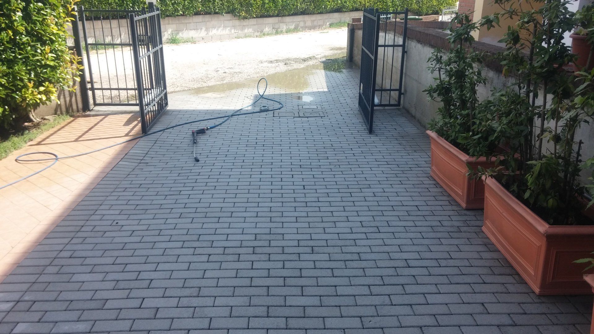 intervento di idropulizia di pavimentazione esterna di un'abitazione privata