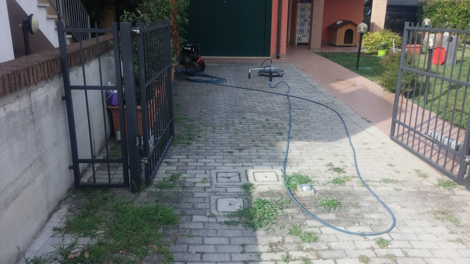 intervento per la pulizia di pavimenti esterni