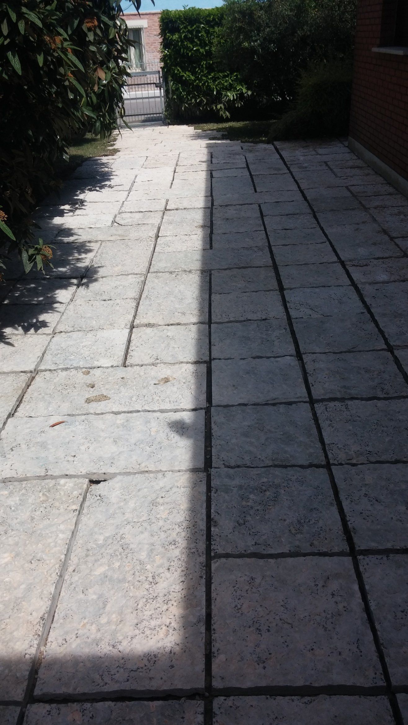 pavimentazione esterna manotenuta