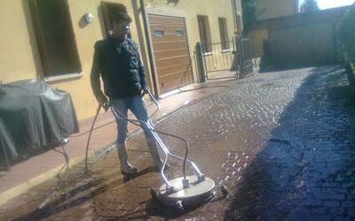 macchina per la manutenzione e la pulizia di pavimentazioni esterne
