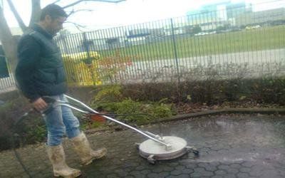 macchina per la pulizia di pavimentazioni all'aperto