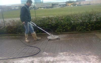 idropulizia di pavimento con apposito macchinario