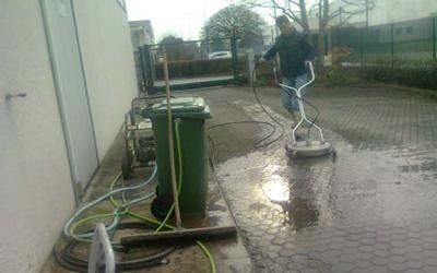 macchina per interventi di idropulizia pavimenti esterni