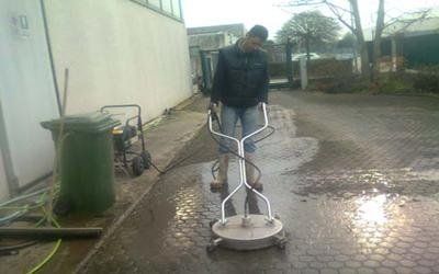 idropulizia di pavimentazione esterna con macchinario apposito