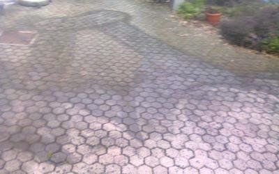 intervento di manutenzione piastrelle di pavimento esterno