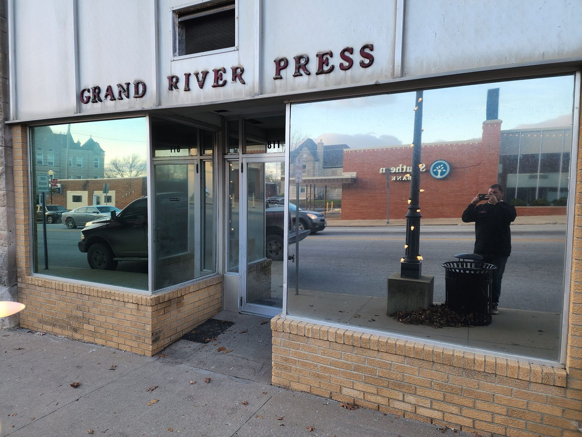 A brick building with a sign that says hooters on it