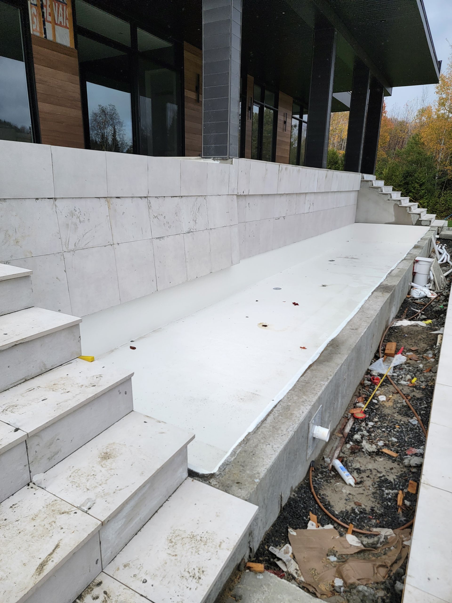 Un escalier menant à un bâtiment en construction
