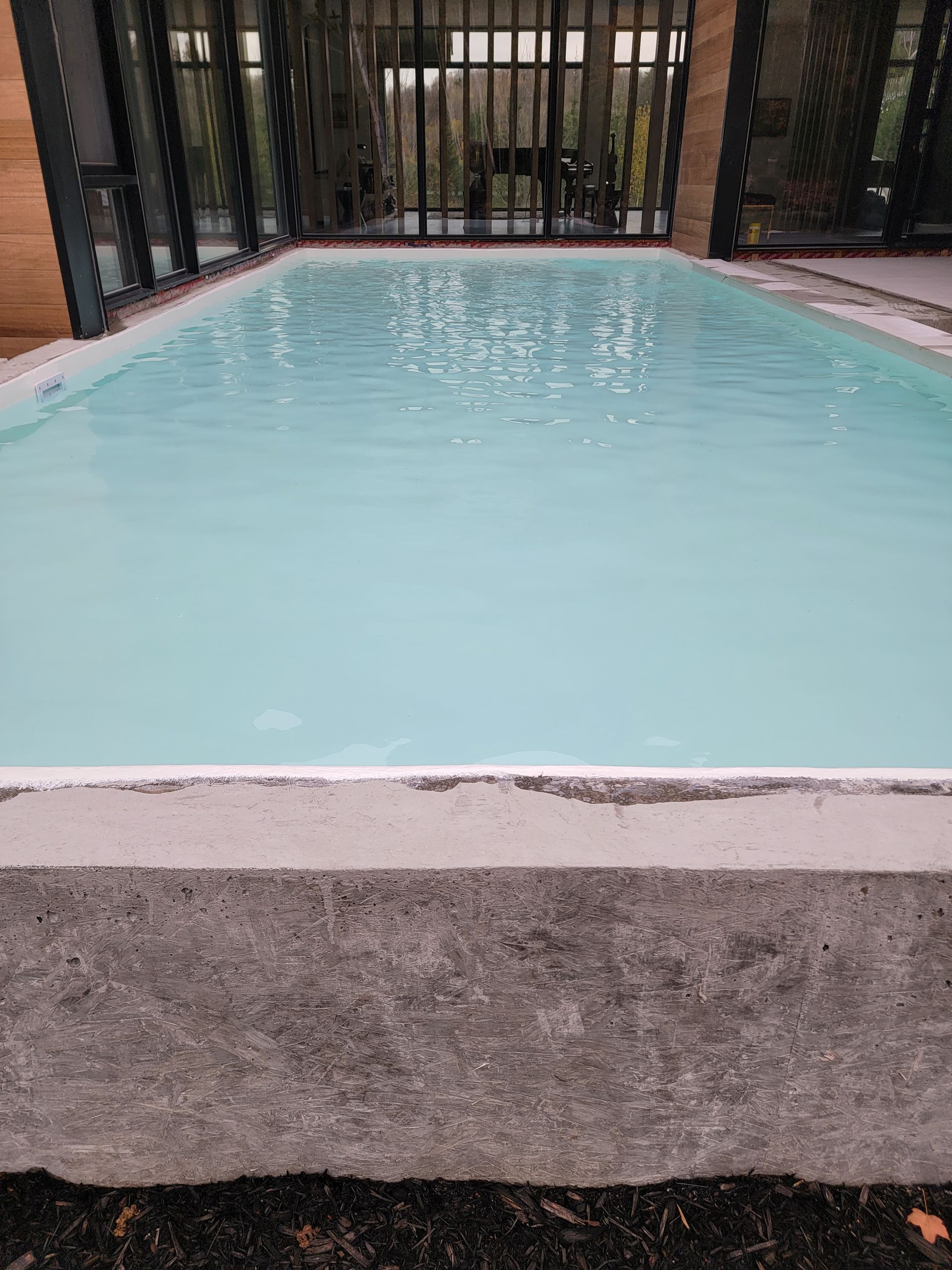 Une grande piscine avec beaucoup d'eau dedans.