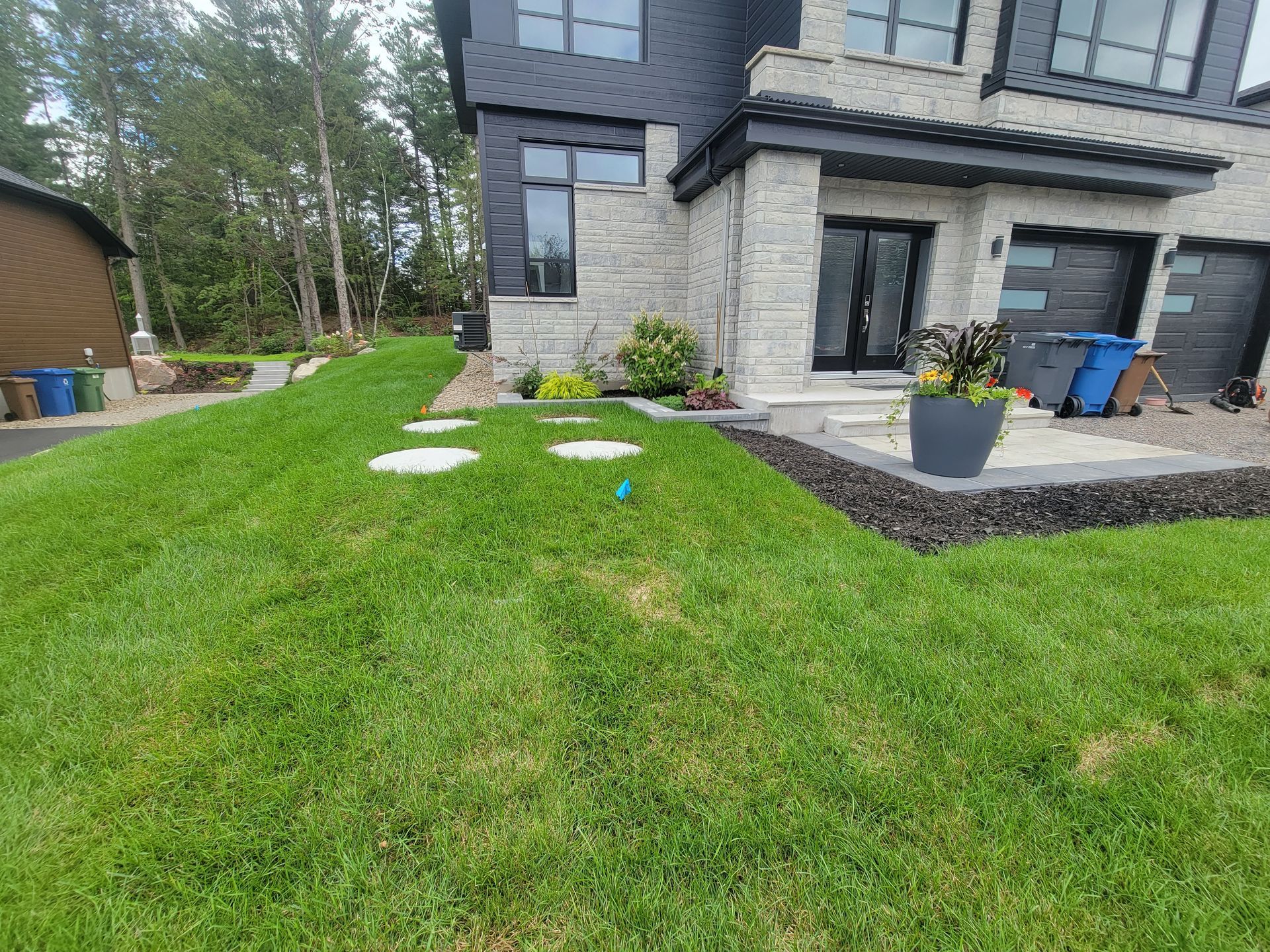 Une grande maison avec une pelouse verte luxuriante devant elle.