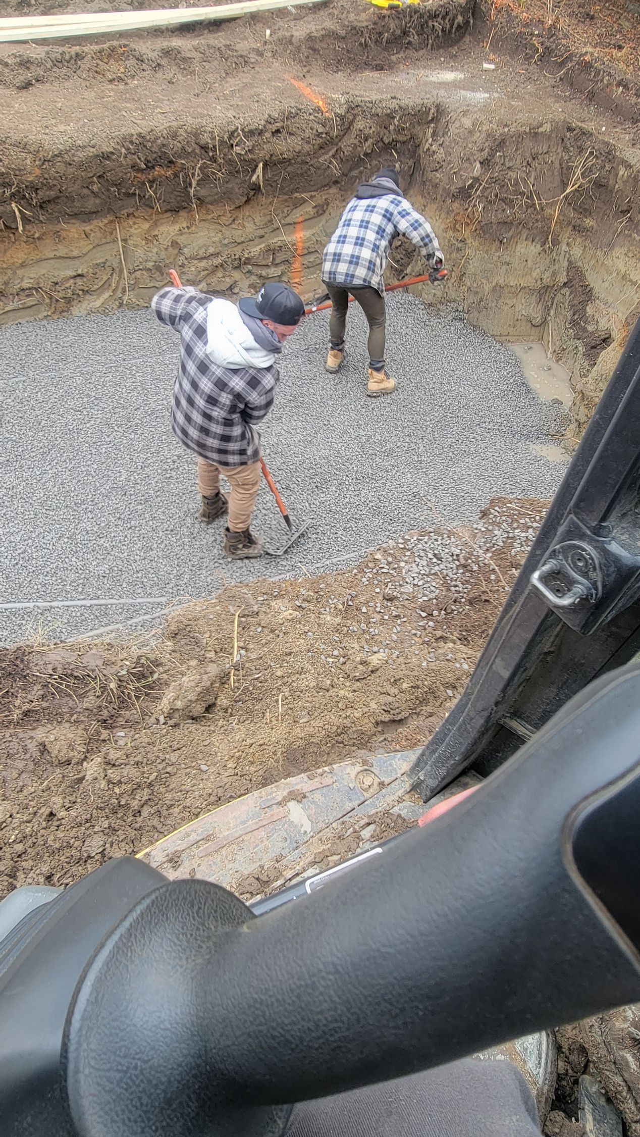 Un couple d'hommes se tient debout sur un tas de gravier.