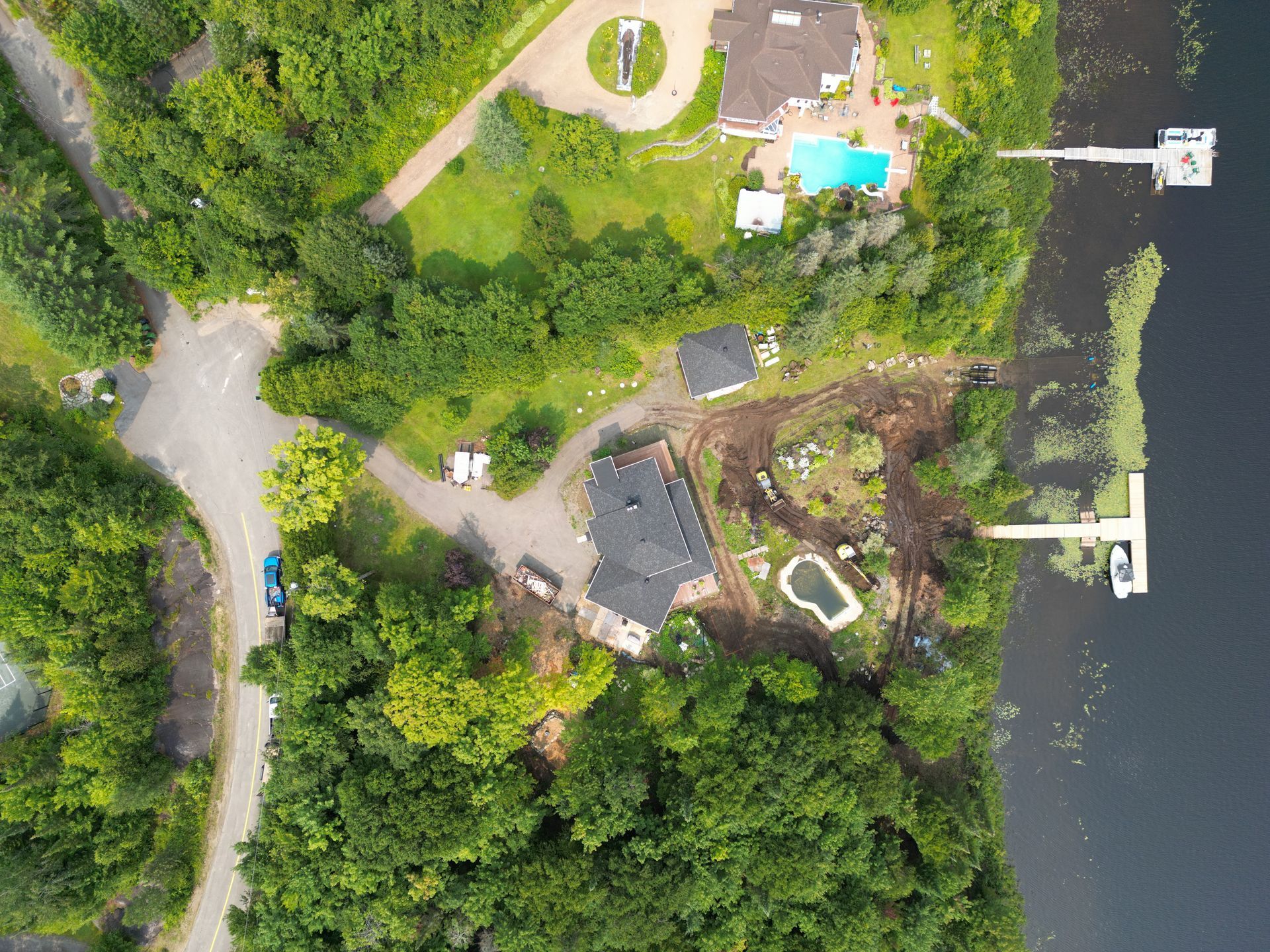 Une vue aérienne d'une maison à côté d'un lac