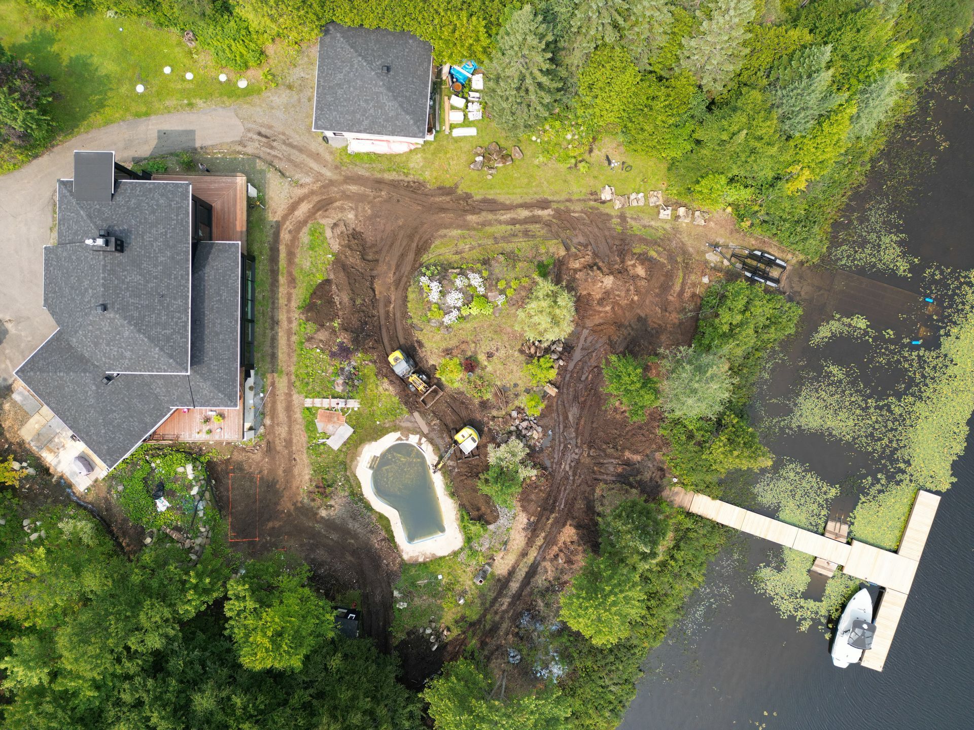 Une vue aérienne d'une maison et d'un quai à côté d'un lac.