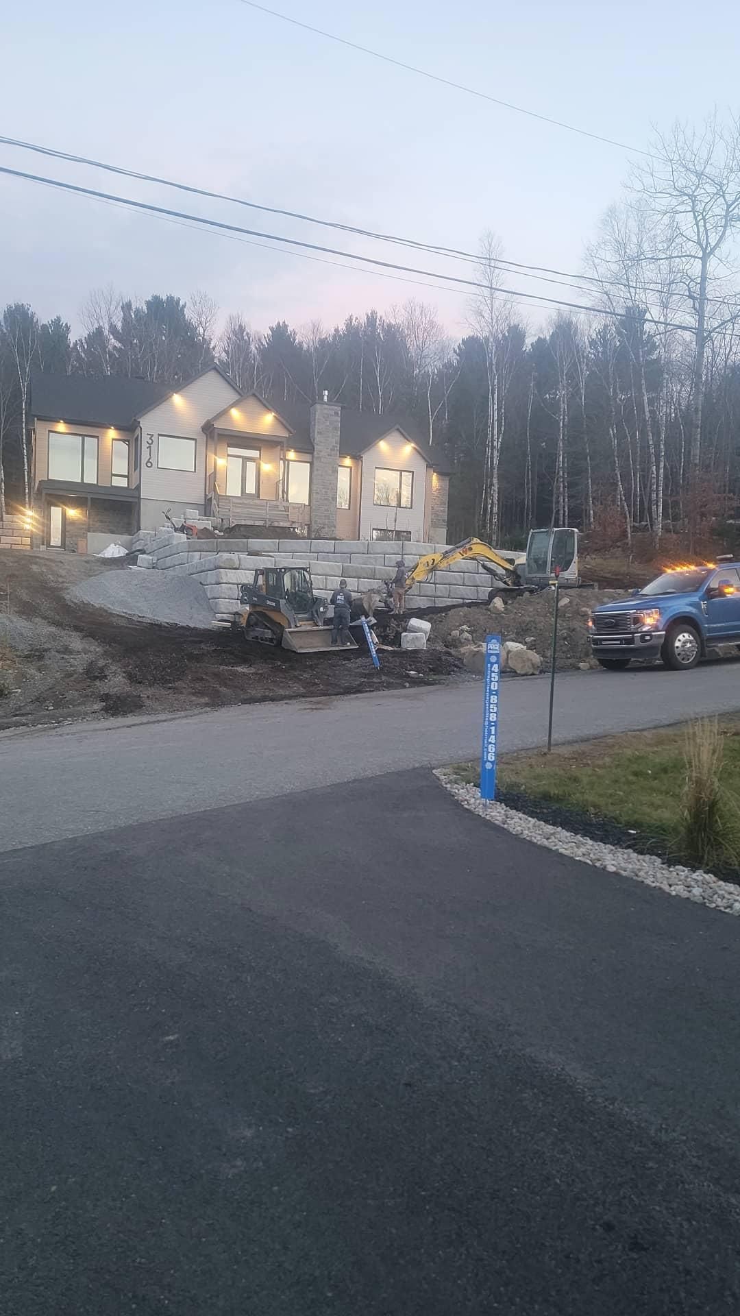 Une voiture est garée devant une maison en construction.