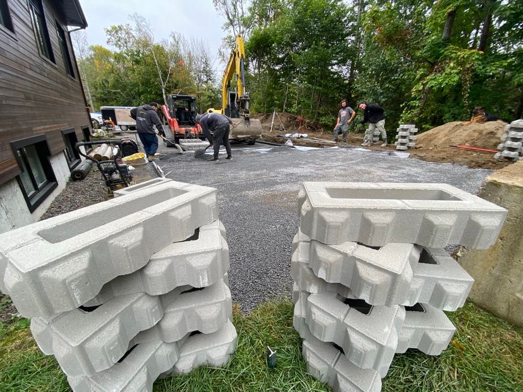Une pile de blocs de béton posés les uns sur les autres dans une cour.