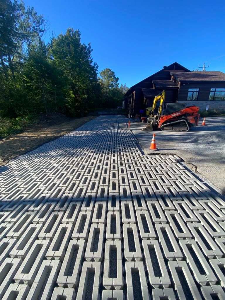 Une allée en béton est en cours de construction devant une maison.