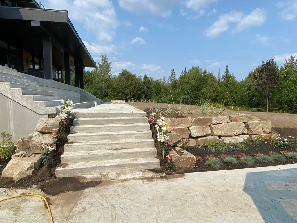 Un escalier menant à une maison