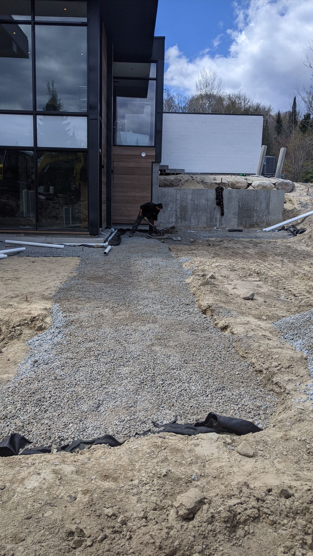 Un tas de gravier se trouve devant une maison.