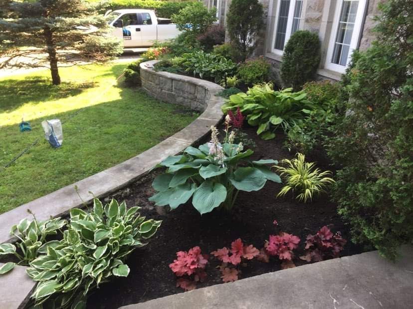 Un camion blanc est garé dans l'allée d'une maison