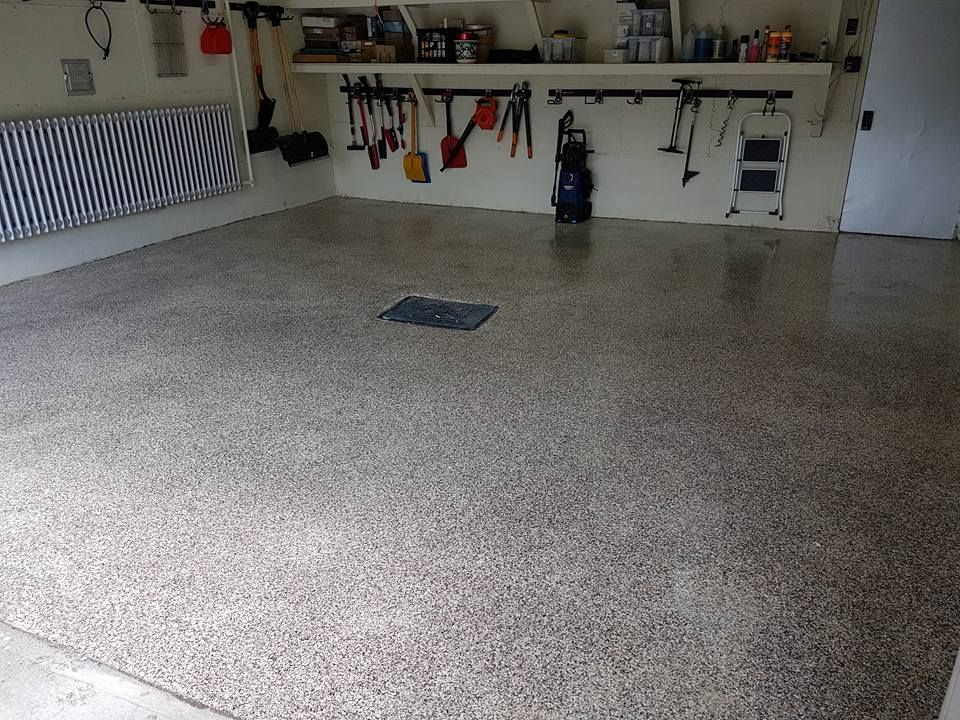 Un garage avec beaucoup d'outils accrochés au mur