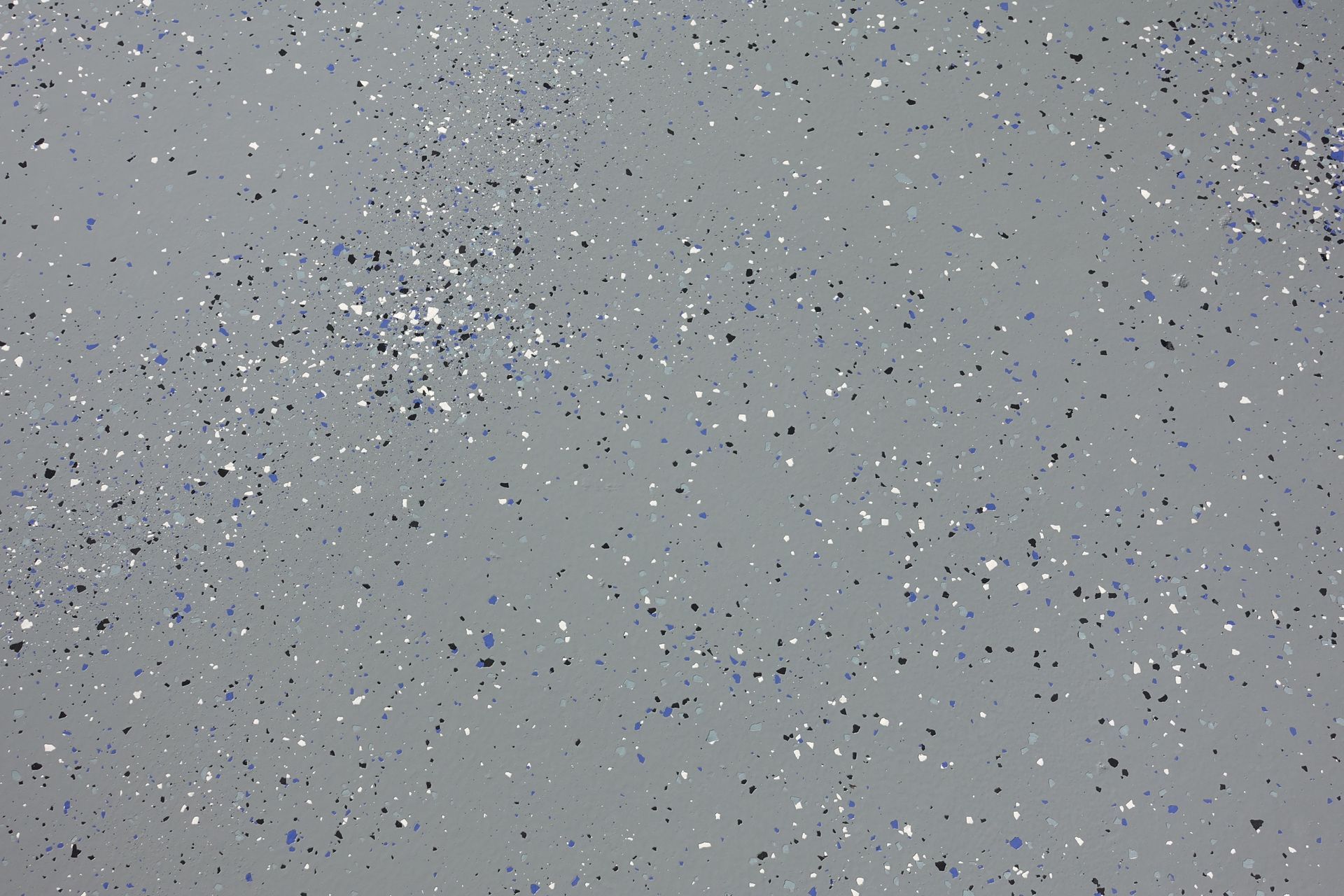 Un gros plan d'une surface grise avec des paillettes dessus