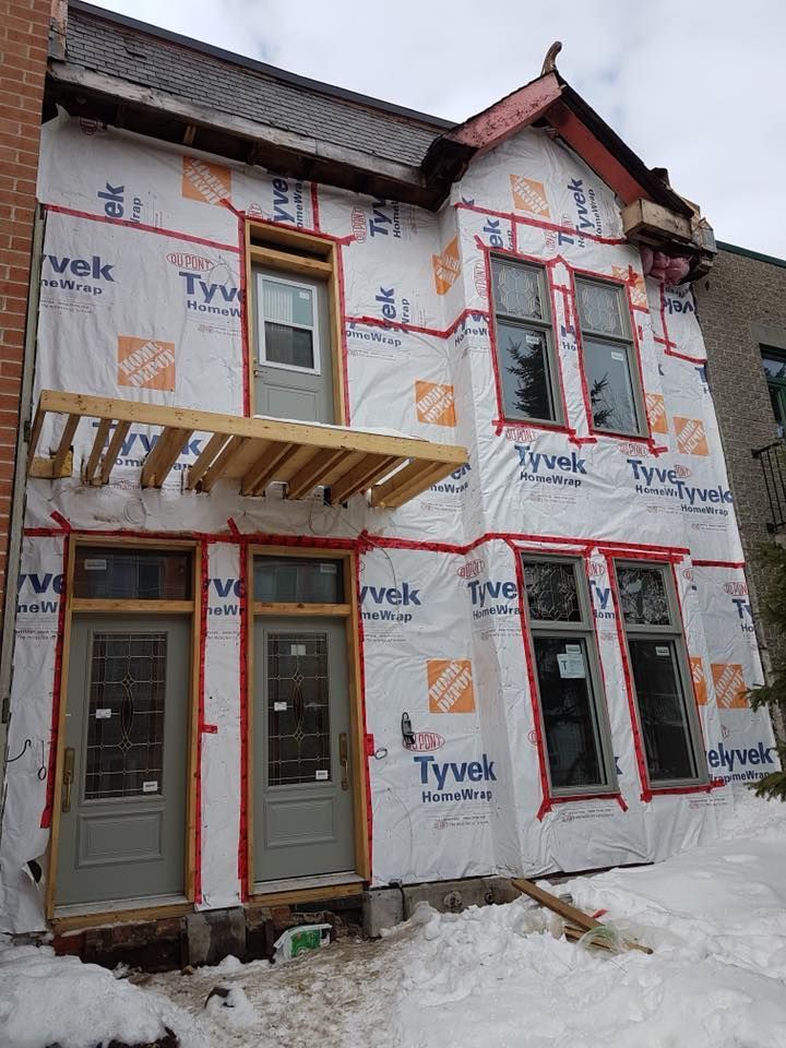 Une maison est en cours de rénovation et est recouverte de polystyrène.