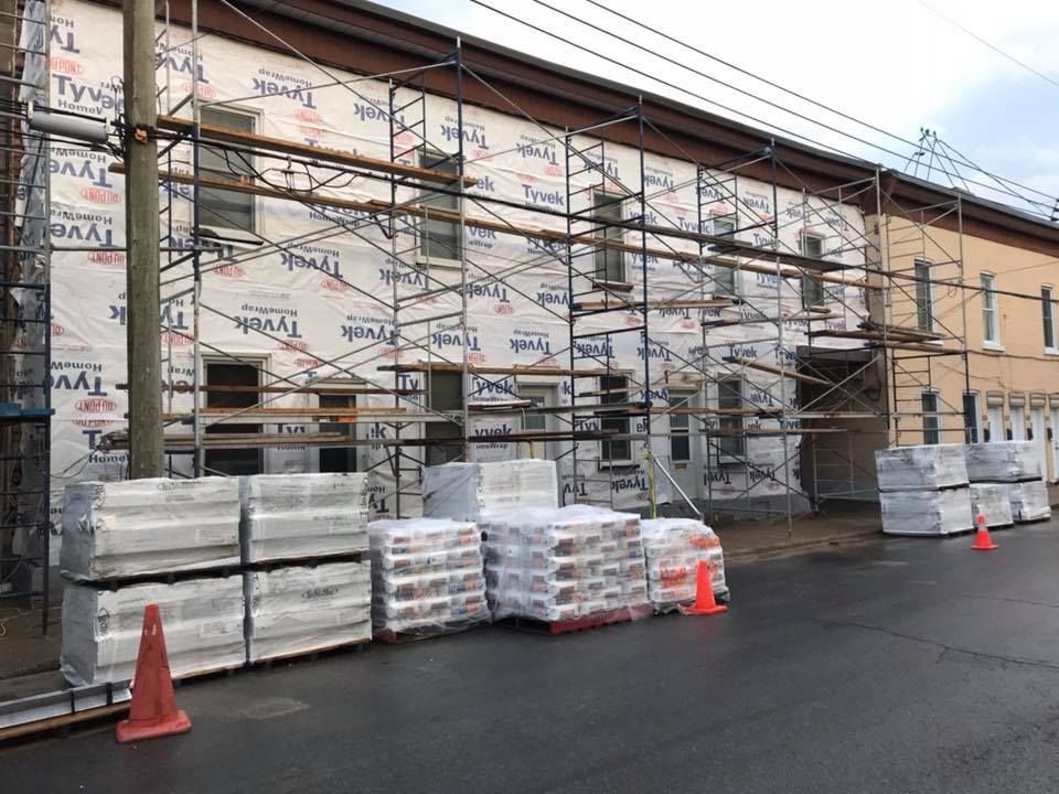 Un bâtiment en construction avec des échafaudages sur le côté.