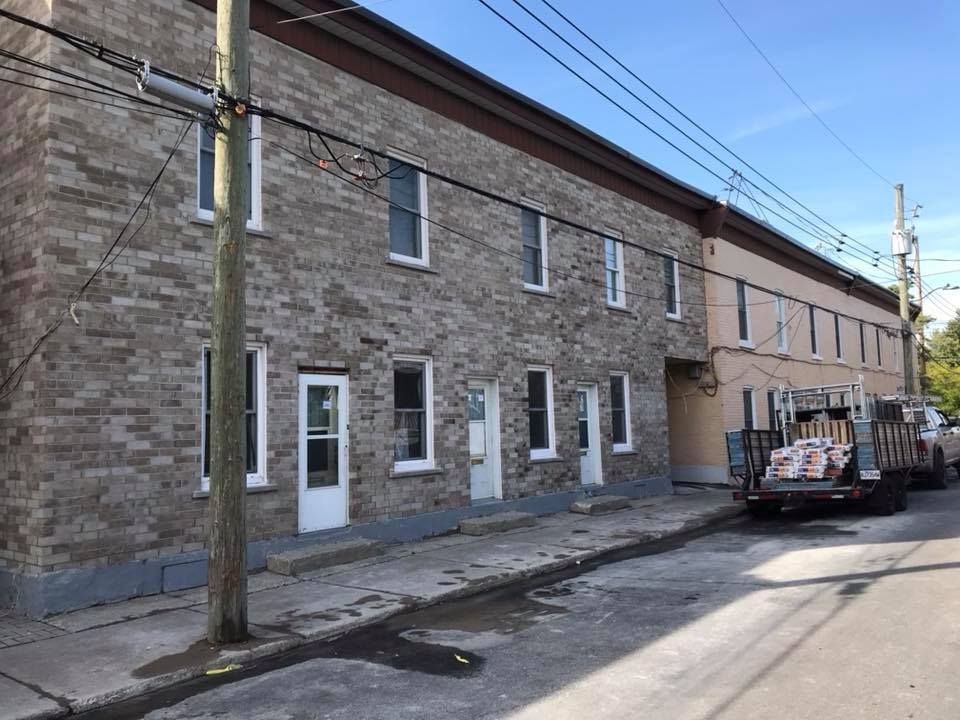 Un camion est garé devant un bâtiment en brique.