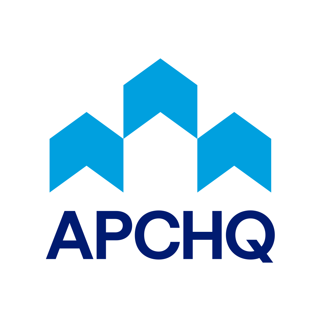 Un logo pour apchq avec trois flèches bleues sur fond blanc