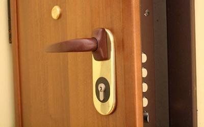 Porta blindata con maniglia