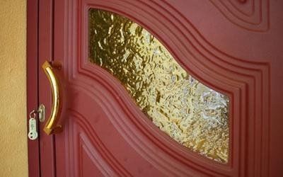 Porta blindata in legno, vetro smerigliato e PVC