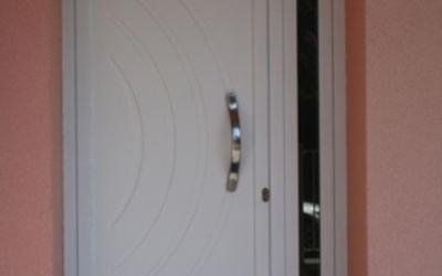 Porta blindata con vetro laterale