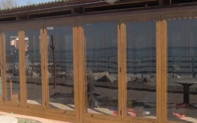 Dettaglio di veranda in legno e PVC