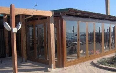 Veranda in legno e PVC con porta laterale