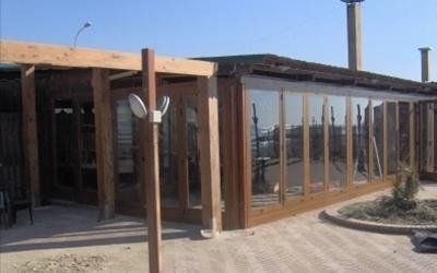 Veranda in legno e PVC vista dall'esterno