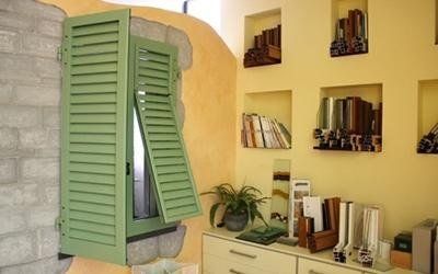 Persiana con sportello apribile verso l'interno