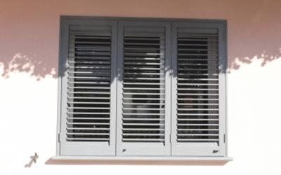 Persiana a tre ante con lamelle orientabili