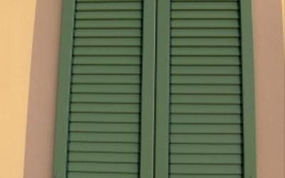 Dettaglio di persiana verde in legno