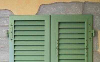 Primo piano di persiana verde in legno