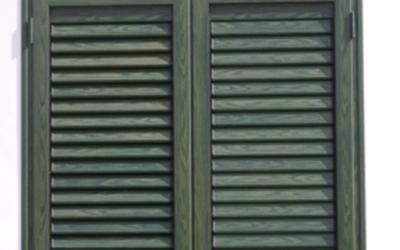 Primo piano di persiana in legno