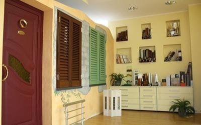 Porta blindata e persiane in un interno