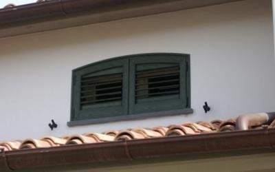 Finestra con persiane ad arco