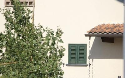 Finestra con persiane verdi