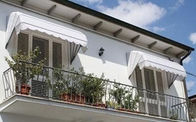 Finestre con tende a cappottina