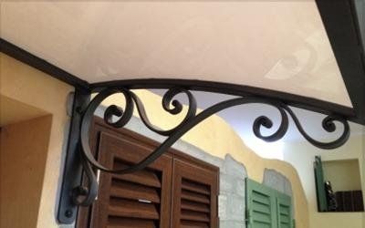 Pensilina in ferro battuto e vetro