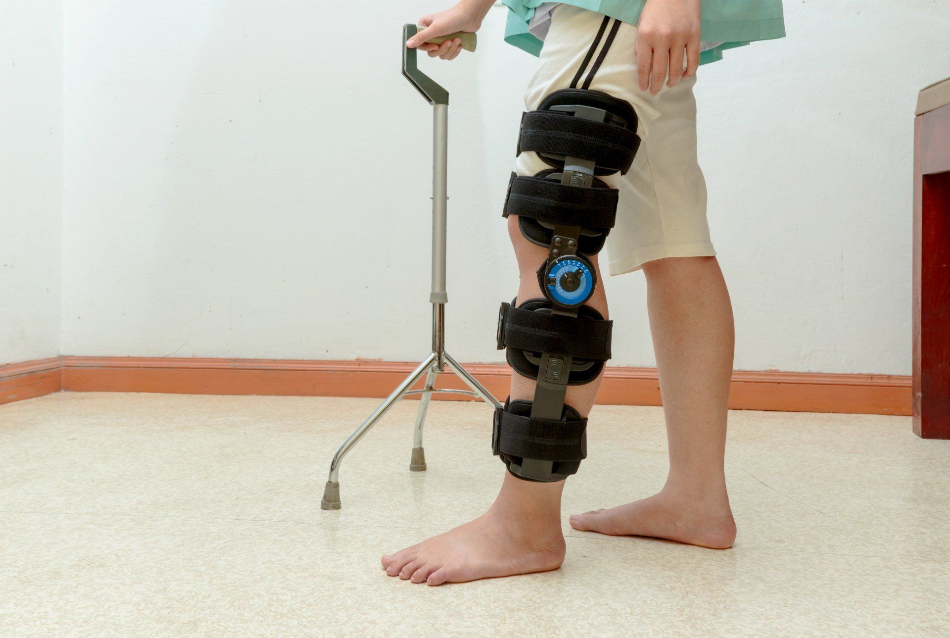 Ортопедическая операция ног. Костыль для коленного сустава. Костыль нога. Костыль при переломе лодыжки. Костыль для ходьбы на ногу.